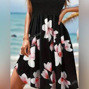 ⭐️NWT⭐️Beautiful Floral Print Smocked Strapless Dress